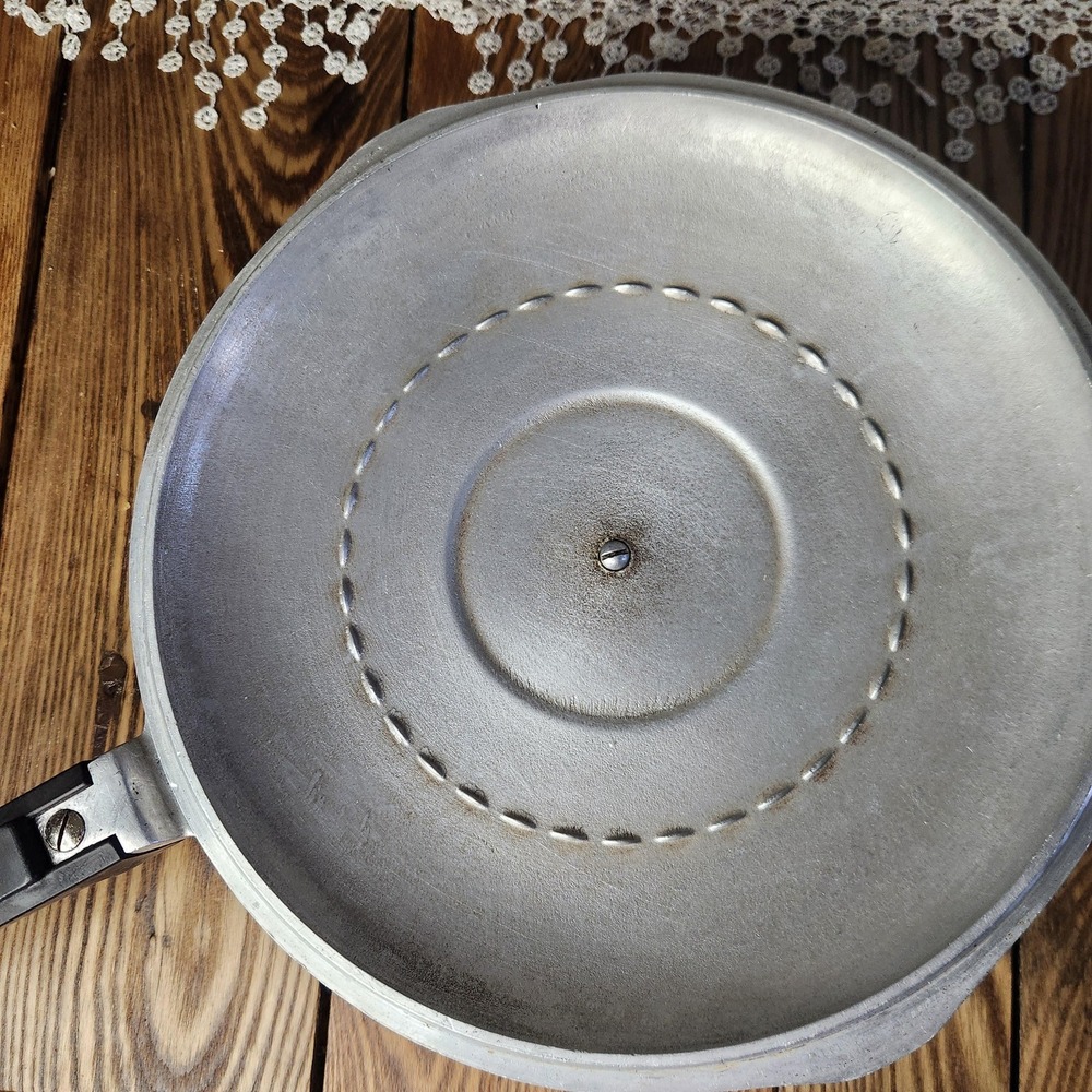 Vintage‎ Wagner Ware Sidney  4569M Chicken Fryer. - Picture 4 of 7